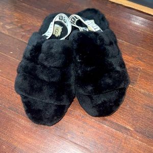 Ugg slippers almost brand new, worn a hand full of times